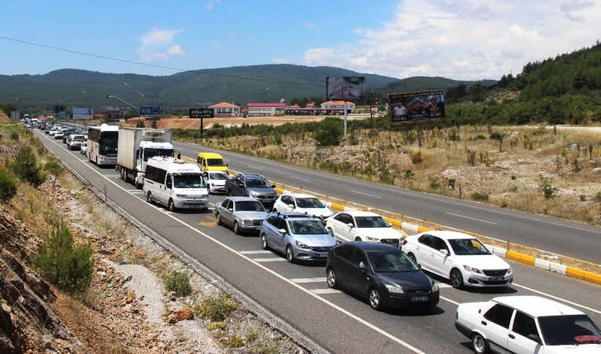 Dönüş Yolunda 5 Kilometrelik Kuyruklar Oluştu
