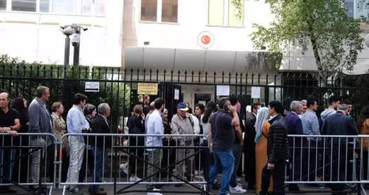 Fransa'da Yaşayan Gurbetçiler Cumhurbaşkanlığı Seçimi İçin Paris'te Sandığa Koştu