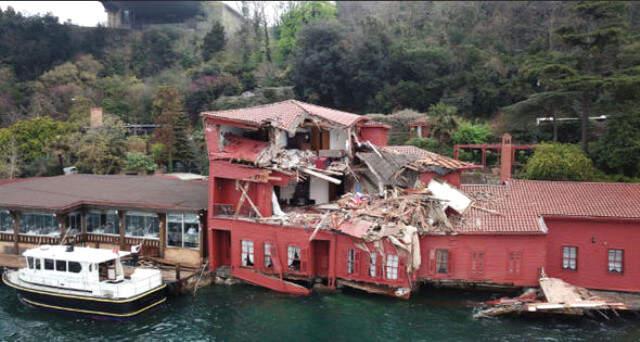 İstanbul Boğazı'nda Geminin Çarptığı Yalıya Fotoğraflı Kamufulaj Yapıldı