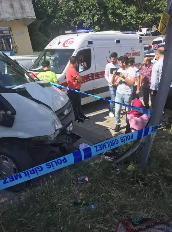 İstanbul'da Kontrolden Çıkan Minibüs Genç Kızı Ezdi