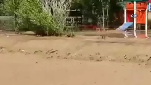 Sel Sularına Maruz Kalan Park Duvarı Böyle Yıkıldı