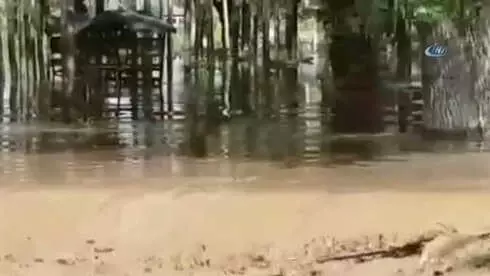 Sel Sularına Maruz Kalan Park Duvarı Böyle Yıkıldı