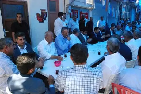Suruç'ta Ak Partili Yıldız, Taziyeleri Kabul Ediyor Suruç'ta Ak Partili Yıldız, Taziyeleri Kabul Ediyor