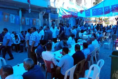 Suruç'ta Ak Partili Yıldız, Taziyeleri Kabul Ediyor Suruç'ta Ak Partili Yıldız, Taziyeleri Kabul Ediyor