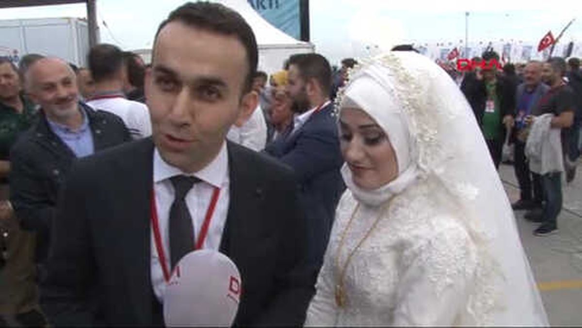 Yenikapı'daki AK Parti Mitingi'ne Gelin ve Damatlıklarıyla Geldiler