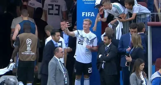 Alman Futbolcu, Kaybettikleri Maç Sonrası Gülerek Poz Verince Tepki Çekti