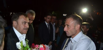 Bakan Eroğlu, Sinanpaşa'da Vatandaşlarla Bayramlaştı