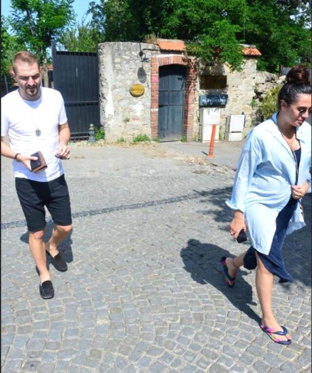 Caner Erkin Hamile Eşi Şükran Ovalı'nın Fotoğraflarını Çeken Gazetecilere Sert Çıktı