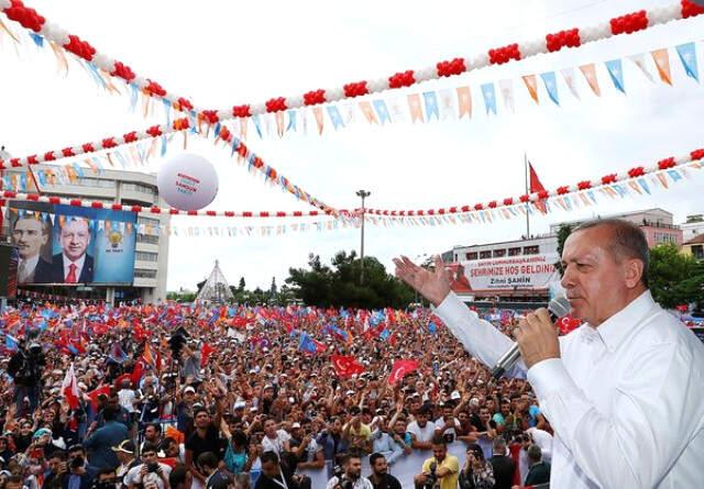 Erdoğan, İnce'nin Erotik Şiirlerinin de Yer Aldığı Kitabına Değindi: İçinde Ne Yazdığını Okuyacağım