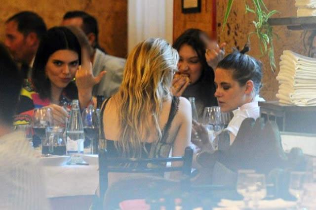Gazetecileri Fark Eden Kendall Jenner ve Bella Hadid'in El Hareketi Herkesi Şaşırttı