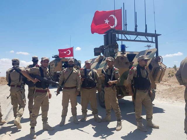 Menbiç'in Dış Mahallelerine Giren Mehmetçik'i Çocuklar El Sallayarak Karşıladı