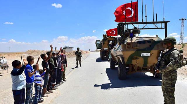 Menbiç'in Dış Mahallelerine Giren Mehmetçik'i Çocuklar El Sallayarak Karşıladı