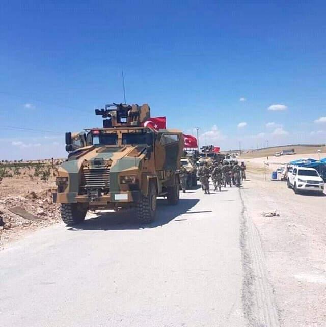 Menbiç'in Dış Mahallelerine Giren Mehmetçik'i Çocuklar El Sallayarak Karşıladı