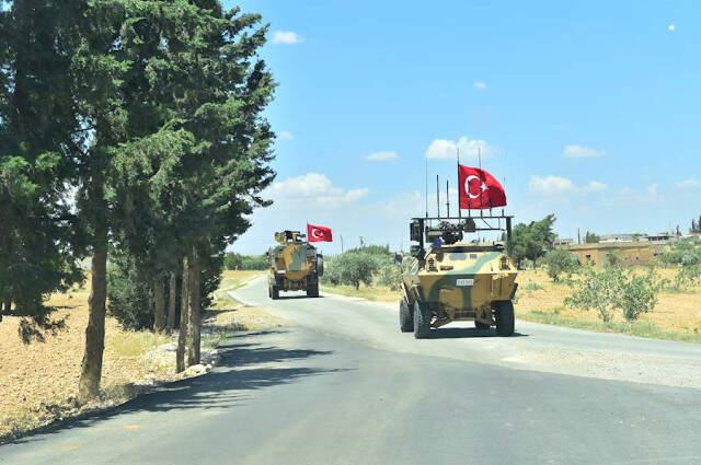 Menbiç'in Dış Mahallelerine Giren Mehmetçik'i Çocuklar El Sallayarak Karşıladı