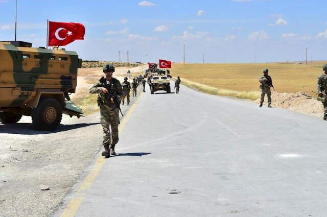 Menbiç'in Dış Mahallelerine Giren Mehmetçik'i Çocuklar El Sallayarak Karşıladı