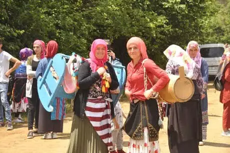 Trabzon'da Yayla Göçü Şenliği Düzenlendi Trabzon'da Yayla Göçü Şenliği Düzenlendi