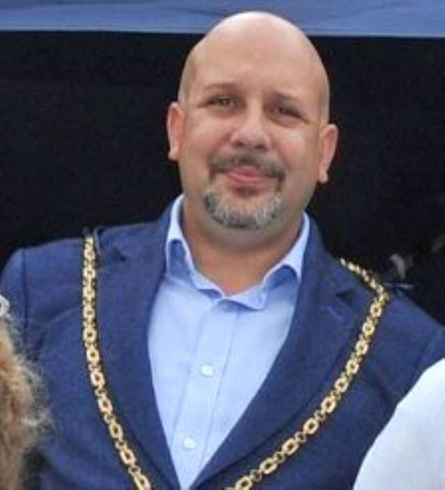 16 Yaşındaki Kızla 3 Senedir Beraber Olan Belediye Başkanı Tutuklandı: Eşiyle Aynı Yatağa Yatırmış