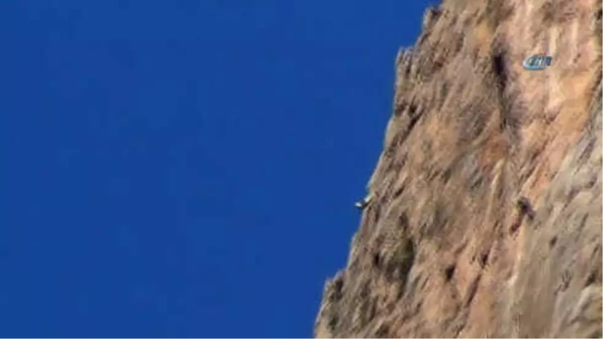 200 Kilometre Hızla Kayalıkların Üzerinden Süzülen Pilotlar Nefes Kesti