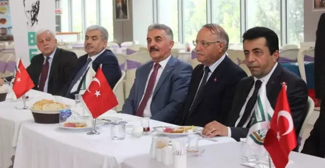 Bursalı Esnaflar Büyükataman'ı Siyasetin Ustası İlan Etti Bursalı Esnaflar Büyükataman'ı Siyasetin Ustası İlan Etti