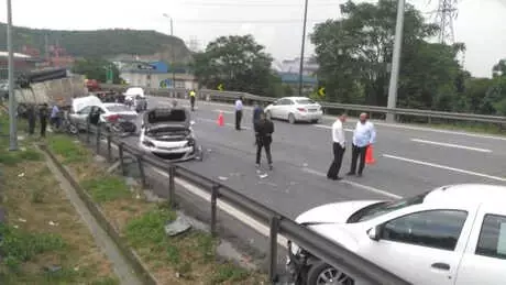 Kocaeli'de Kamyon, 6 Otomobile Çarptı: 3 Yaralı