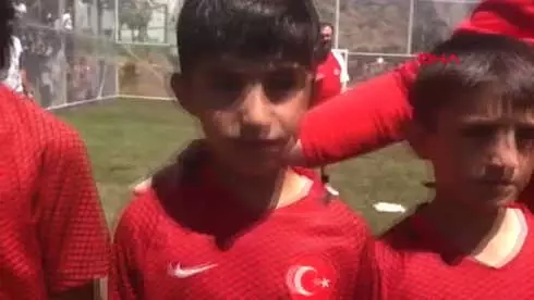 Şırnak Bakan Bak'tan, Yerde Buldukları Bayrağı Göndere Çeken Çocuklara Sürpriz Ziyaret Şırnak Bakan Bak'tan, Yerde Buldukları Bayrağı Göndere Çeken Çocuklara Sürpriz Ziyaret