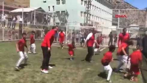 Şırnak Bakan Bak'tan, Yerde Buldukları Bayrağı Göndere Çeken Çocuklara Sürpriz Ziyaret Şırnak Bakan Bak'tan, Yerde Buldukları Bayrağı Göndere Çeken Çocuklara Sürpriz Ziyaret