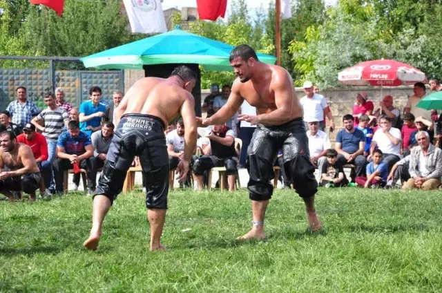 Tarihi Kırkpınar Başpehlivanları Sorgun Er Meydanında Boy Gösterdiler Tarihi Kırkpınar Başpehlivanları Sorgun Er Meydanında Boy Gösterdiler