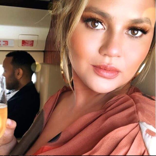Ünlü Model Chrissy Teigen, Cinsel Organına Buhar Uyguladığı Anın Fotoğrafını Paylaştı