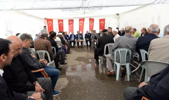 Vali Azizoğlu'ndan Şehit Ailesine Taziye Ziyareti Vali Azizoğlu'ndan Şehit Ailesine Taziye Ziyareti