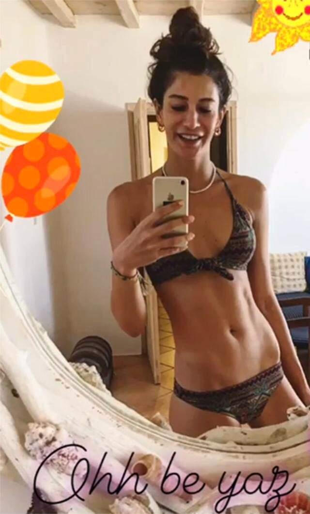 Berrak Tüzünataç Yaz Sezonunu Bikinili Fotoğrafıyla Açtı