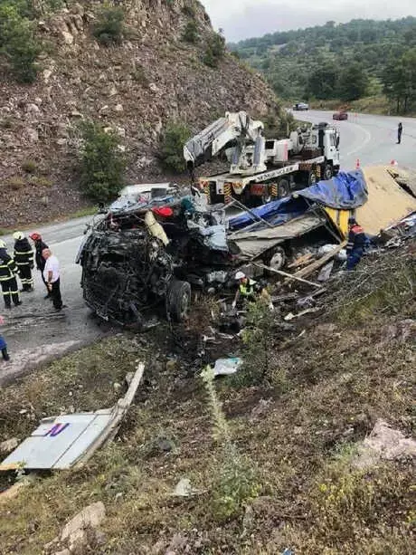 Devrilen Tır'ın Altında Kalan Gürcü Sürücü Öldü