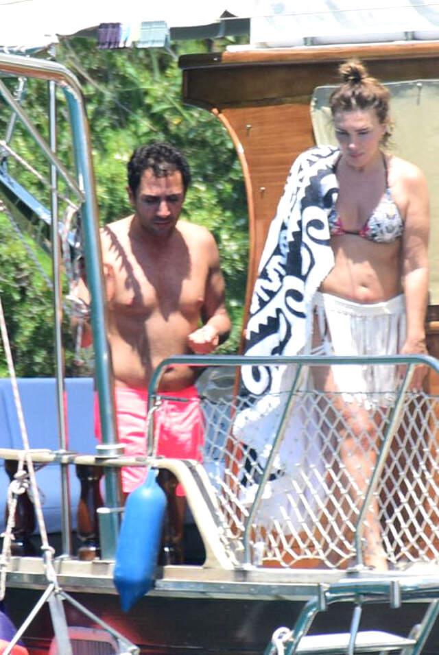Eşi Yaşar İpek'le Tatile Çıkan Seren Serengil Bikinili Görüntü Vermemek İçin Pareoyla Gezdi