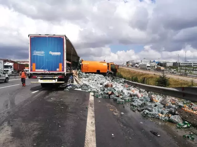 Gazoz Yüklü Tır, Temizlik Aracına Çarptı: 1 Yaralı