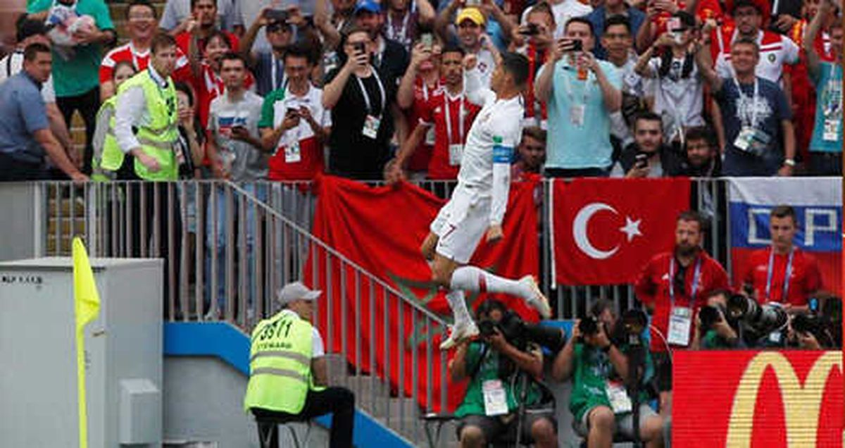 Portekizli Cristiano Ronaldo'nun Sevincinde Türk Bayrağı Dikkat Çekti