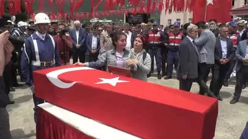 Şehit Jandarma Uzman Çavuş Baştan Son Yolculuğuna Uğurlandı Şehit Jandarma Uzman Çavuş Baştan Son Yolculuğuna Uğurlandı