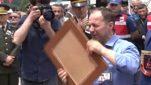 Şehit Uzman Çavuş Bahattin Baştan'ın Naaşı Son Yolculuğuna Uğurlandı Şehit Uzman Çavuş Bahattin Baştan'ın Naaşı Son Yolculuğuna Uğurlandı