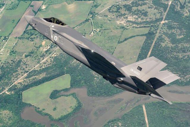 Türkiye'ye Teslim Edilecek F-35'lerin Ay Yıldızlı Bayrakla Yaptığı İlk Uçuş Kamerada
