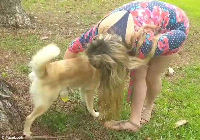 ABD'li Kadın Cildine İyi Geldiği İddia Edip Köpeğinin İdrarını İçiyor