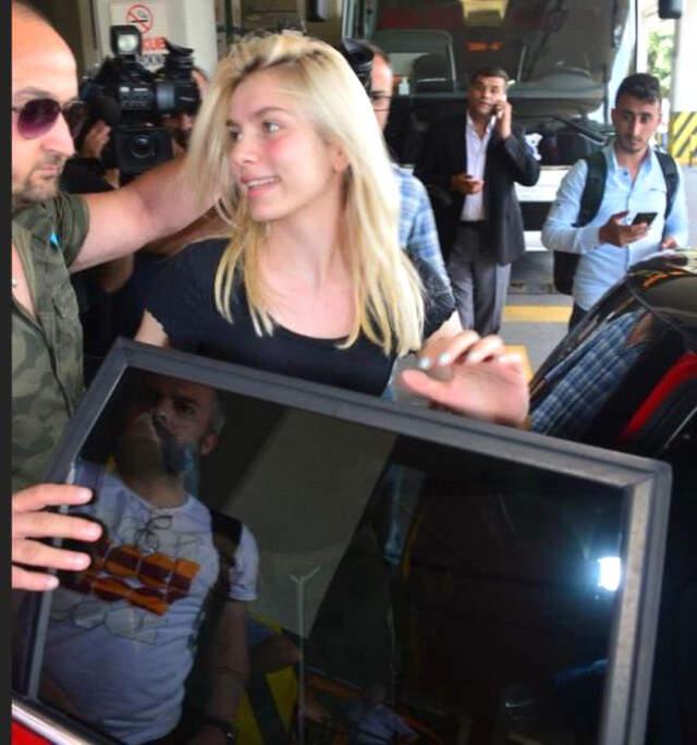 Alanya Konseri Dönüşü Görüntülenen Aleyna Tilki'nin Kendisine 2 Özel Koruması Dikkat Çekti