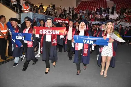 Aöf'de Mezuniyet Sevinci, Vali Yardımcısı da Diploma Aldı Aöf'de Mezuniyet Sevinci, Vali Yardımcısı da Diploma Aldı