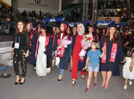 Aöf'de Mezuniyet Sevinci, Vali Yardımcısı da Diploma Aldı Aöf'de Mezuniyet Sevinci, Vali Yardımcısı da Diploma Aldı