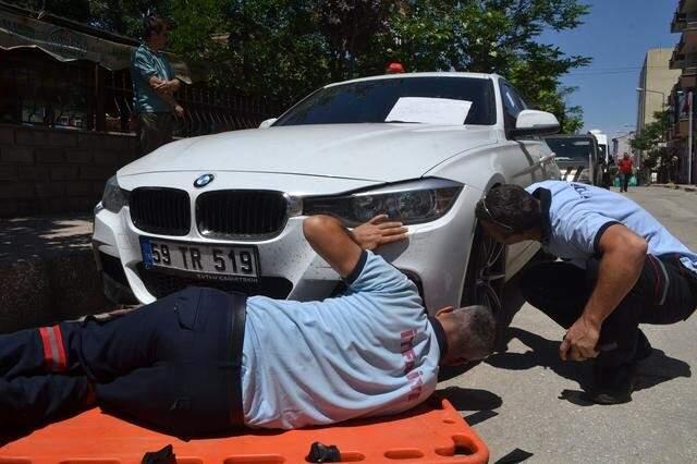 Motoruna Kedi Giren Otomobilin Sürücüsüne Not Bıraktılar: Lütfen Dikkatli Olun