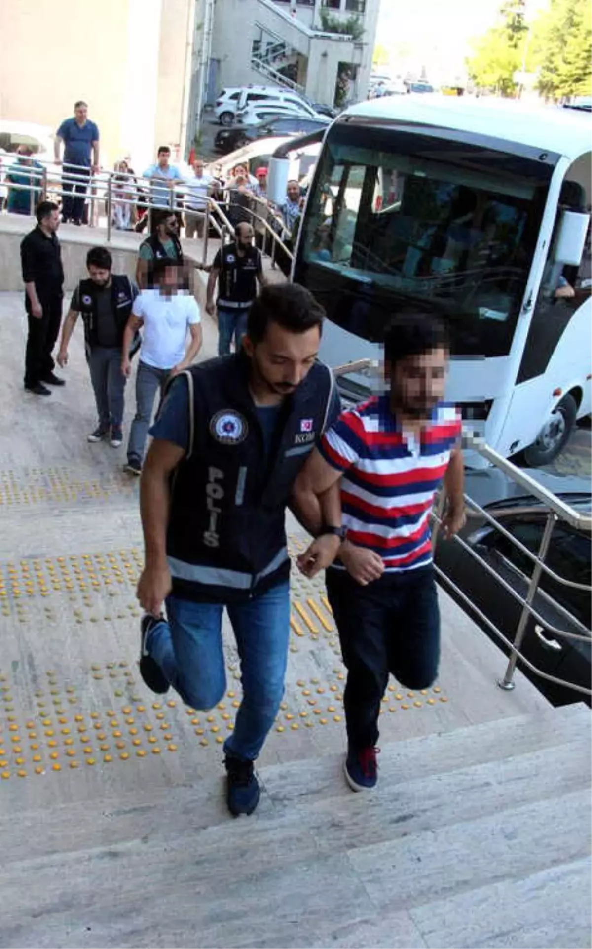 Zonguldak'ta Fetö Şüphelisi 11 Asker Adliyede