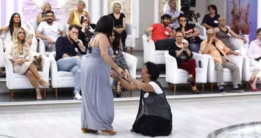 4 Farklı Aileye Evlatlık Verilen Kız, Öz Annesine 36 Yıl Sonra Esra Erol'da Kavuştu