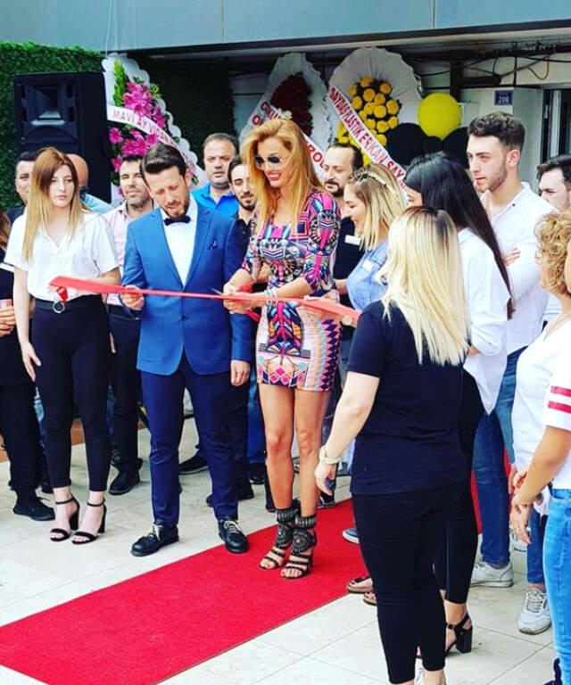 Açılışa Katılan Tuğba Özay, Hande Yener'in Şarkısını Duyunca Küplere Bindi
