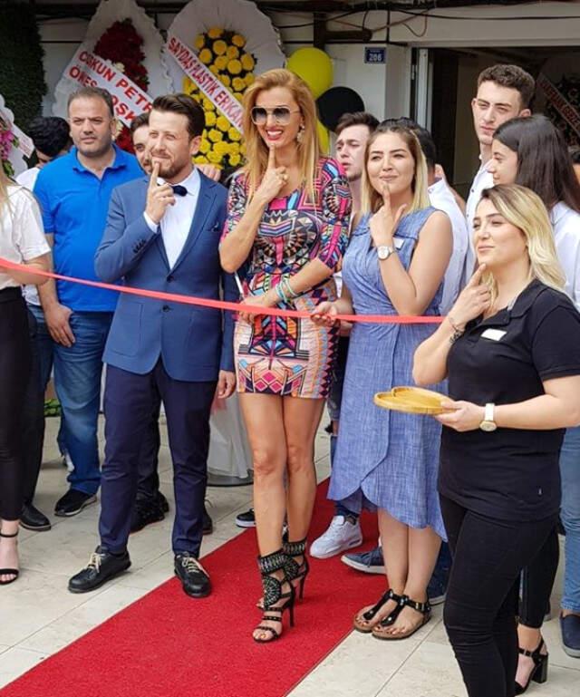 Açılışa Katılan Tuğba Özay, Hande Yener'in Şarkısını Duyunca Küplere Bindi