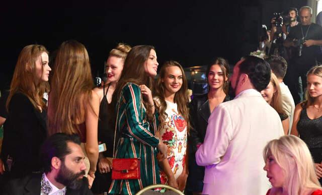 Adnan Oktar'ın Dillere Destan Davetine Sanat Camiasından Ünlü Yağdı