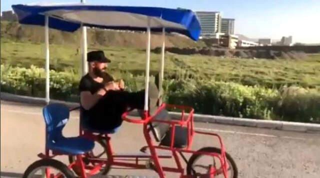 Ayağıyla Araba Sürerken Meyve Yiyen Trafik Magandasının 6 Yıla Kadar Hapsi İsteniyor
