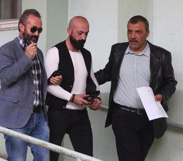 Ayağıyla Araba Sürerken Meyve Yiyen Trafik Magandasının 6 Yıla Kadar Hapsi İsteniyor