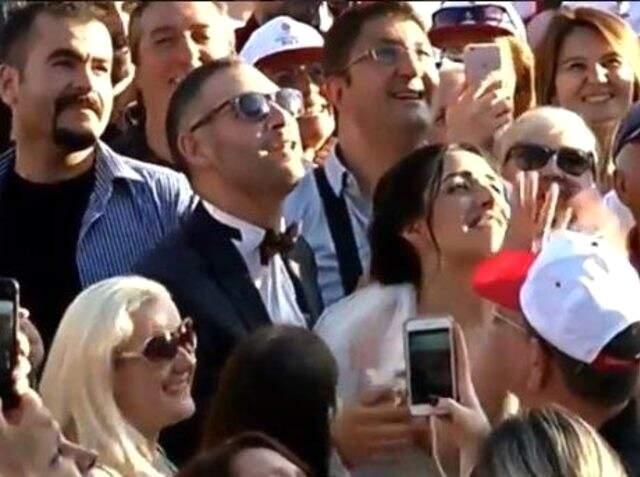 İnce Mitingine Gelinlik ve Damatlıkla Katılan Çifti Görünce telefonunu alın evinize kahve içmeye geleceğim